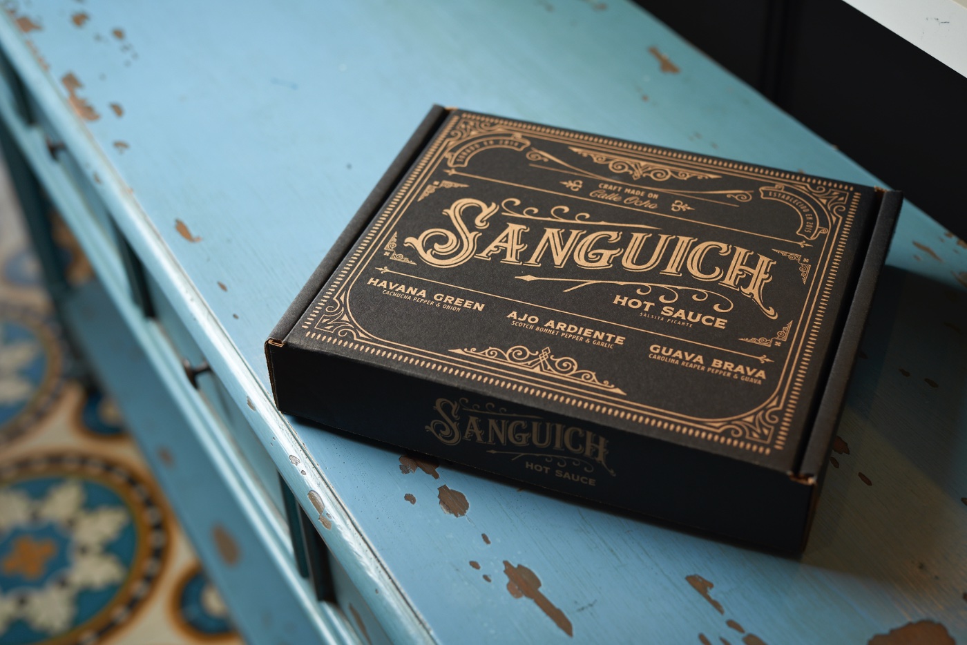 Sanguich de Miami hot sauce shipper box